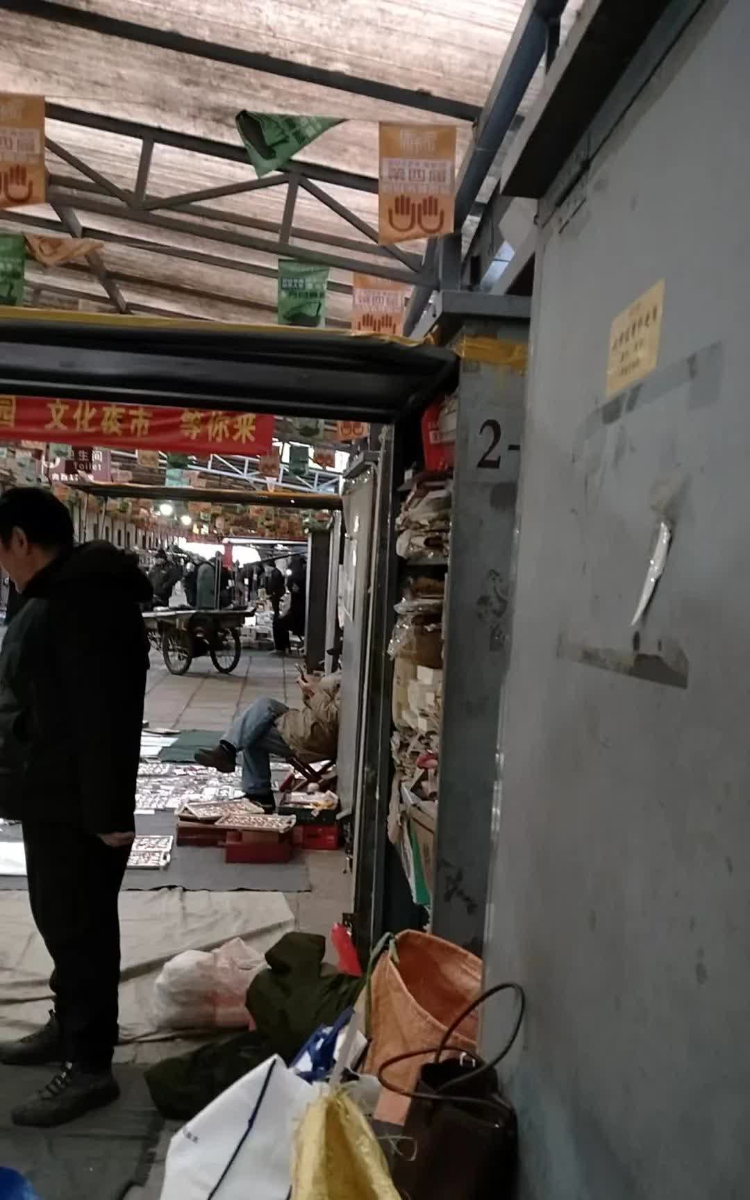 为何硕放商城后巷脏乱20年仍客流不断?_3代摊主揭秘'隐形成本'生存链